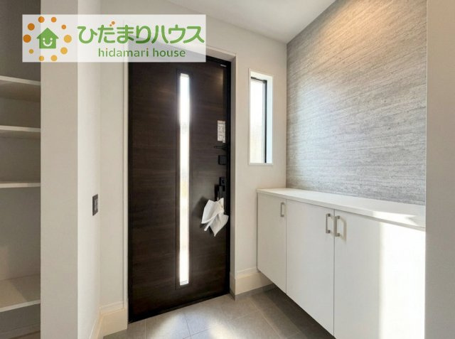 【玄関】 | 取手市戸頭17期　新築戸建　2号棟 | 小窓が付いているドアなので明るいスペースになっています♪