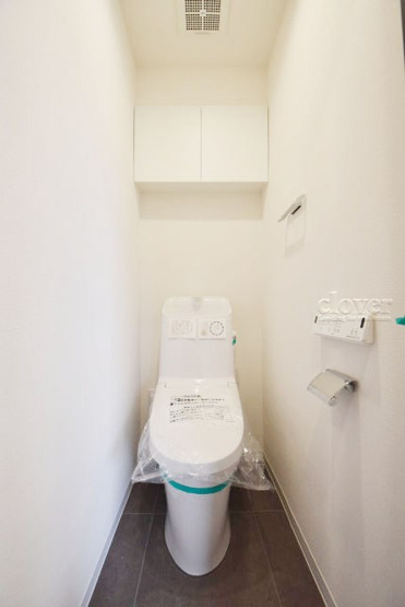 【トイレ】 | ネオハイツ千駄木 | 温水洗浄便座つき　上部に収納を備えたトイレです。自宅の中でも最もプライベートな空間だからこそ、ほしい「落ち着き」がここにあります。～即日のご見学可能～　お問合せはお気軽にどうぞ。
