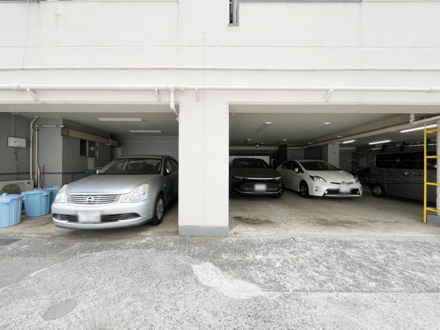 【駐車場】 | ネオハイツ千駄木 | マンションの駐車場スペース。空きの有無や駐車料金、サイズ規定などについては、改めてお問い合わせください。～即日のご見学可能～　お問合せはお気軽にどうぞ。
