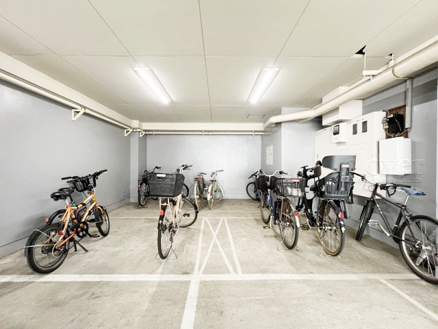 【駐輪場】 | ネオハイツ千駄木 | 自転車置き場。マンションの共用部にあたります。空きの有無や駐輪料金、各戸の台数制限などについては、改めてお問い合わせください。～即日のご見学可能～　お問合せはお気軽にどうぞ。
