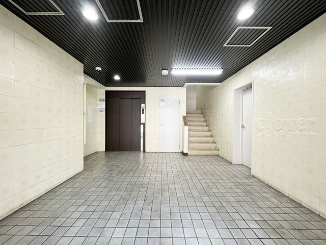 【ロビー】 | ネオハイツ千駄木 | マンションの建物内に入って最初に目にする空間が、このエントランスホールです。それほど広くはありませんが、しっかりと清潔感が保たれています。～即日のご見学可能～　お問合せはお気軽にどうぞ。
