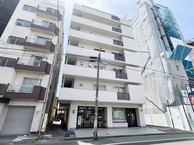 【外観】 | ネオハイツ千駄木 | 青空によく映える建物です。手入れの行き届いた外壁やマンション正面エントランスなど、綺麗な姿をぜひ一度、現地にてご覧ください。～即日のご見学可能～　お問合せはお気軽にどうぞ。
