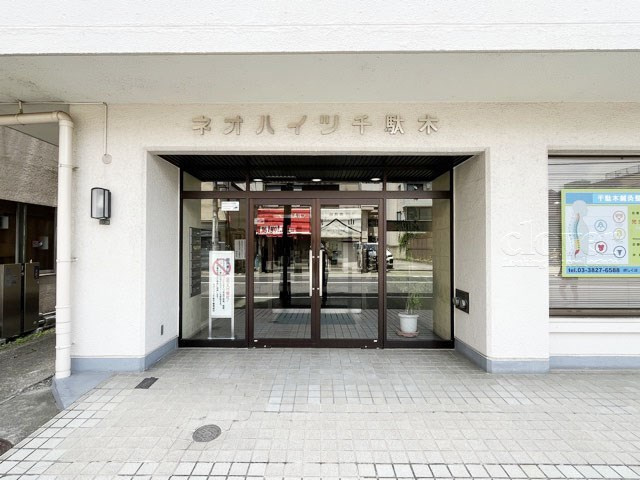【エントランス】 | ネオハイツ千駄木 | マンションの正面エントランス。出入りする人間を癒してくれるマンション入り口であり、その建物の「顔」でもあります。～即日のご見学可能～　お問合せはお気軽にどうぞ。

