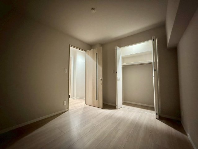 桜上水山森マンションの洋室|白を基調としたお部屋は光を反射するため、お部屋が明るく美しく見えますね！

現地ご見学希望・資料請求などお気軽にお問い合わせ下さい！
03-5990-5201
