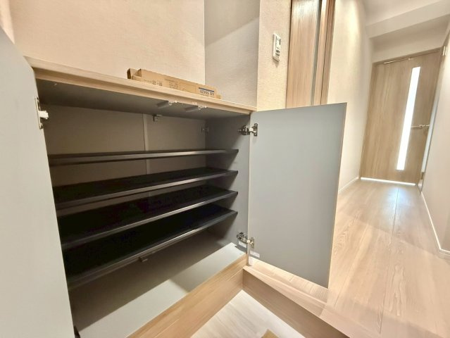 桜上水山森マンションの収納|玄関横にはシューズボックスがついているため、片付いた玄関がキープできます！

現地ご見学希望・資料請求などお気軽にお問い合わせ下さい！
03-5990-5201