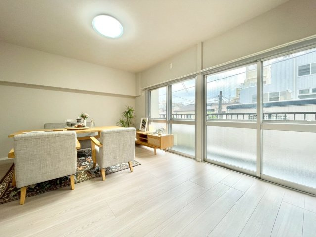 桜上水山森マンションの居間・リビング|南東向きの窓から、お日様の光をたっぷり取りこめるリビングでゆったりと過ごせます。

現地ご見学希望・資料請求などお気軽にお問い合わせ下さい！
03-5990-5201