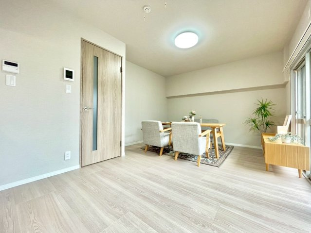 桜上水山森マンションの居間・リビング|ご家族が自然と集まり会話が弾む、笑顔を育む明るい居住空間です。

現地ご見学希望・資料請求などお気軽にお問い合わせ下さい！
03-5990-5201