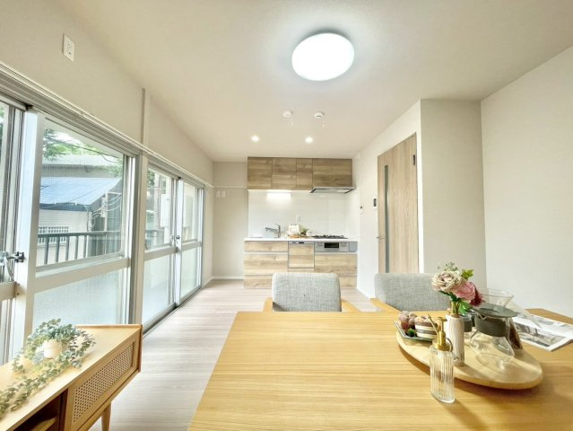 桜上水山森マンションの居間・リビング|白と木目調を基調にした落ち着きのあるリビング。お部屋のコーディネートも楽しめます！

現地ご見学希望・資料請求などお気軽にお問い合わせ下さい！
03-5990-5201
