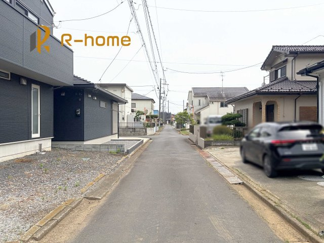 つくばみらい市伊奈東第12　新築戸建て　1号棟の前面道路含む現地写真|『今から見たい！』大歓迎です♪
お気軽にＲ－ｈomeまでお問い合わせください。