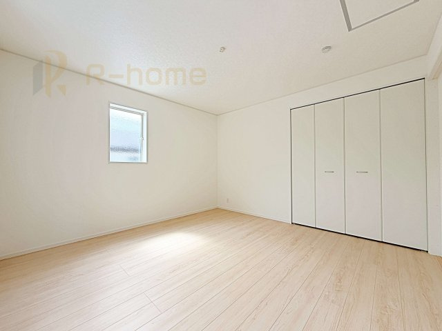 つくばみらい市伊奈東第12　新築戸建て　1号棟の洋室|お部屋のサッシにはペアガラスを採用、高い断熱性による省エネと結露対策に有効です♪