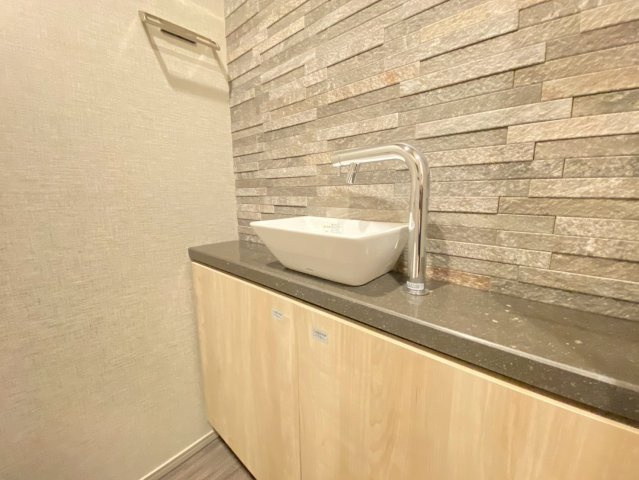 ローレルコート京都御所東のトイレ|トイレ手洗いカウンター。来客時にも便利で衛生的です。