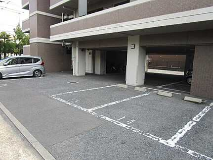 アスティア東山本の駐車場