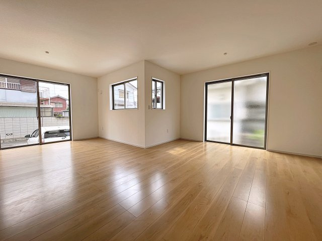 新築戸建・新築建売　太田市東矢島町　旭小学校・旭中学校の居間・リビング|太陽の日差しが気持ちの良いリビングは広々としているので家具を設置してもゆとりがあります！