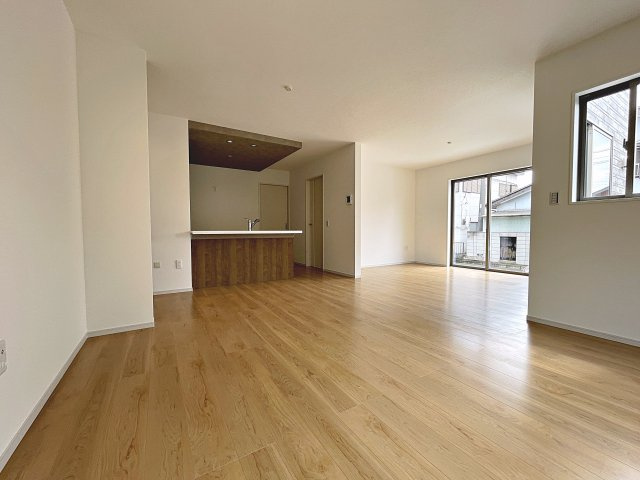 新築戸建・新築建売　太田市東矢島町　旭小学校・旭中学校の居間・リビング|キッチンの前にダイニングテーブルを設置すれば、お料理の配膳もスムーズです！