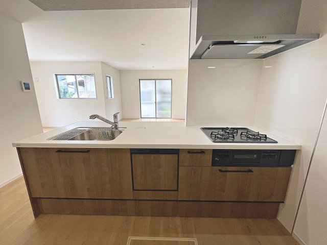 新築戸建・新築建売　太田市東矢島町　旭小学校・旭中学校のキッチン|カウンターキッチンでお料理をしながらリビングを見守ることができます！