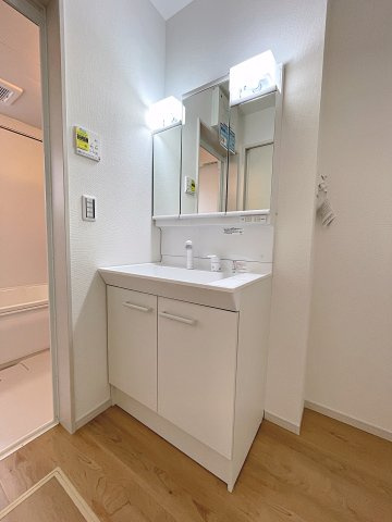 新築戸建・新築建売　太田市東矢島町　旭小学校・旭中学校の独立洗面台|三面鏡洗面台で朝の身支度もしやすい＆収納力も◎洗面台に物を置かずすっきり清潔に保つことができます！