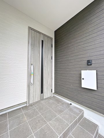 新築戸建・新築建売　太田市東矢島町　旭小学校・旭中学校の玄関|モニター付きインターホンで訪問者を確認できるので、防犯対策やプライバシー保護など安心です！