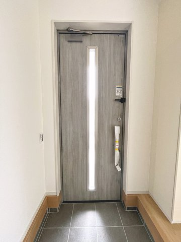 新築戸建・新築建売　太田市東矢島町　旭小学校・旭中学校の玄関|玄関ドアから日差しが入り明るい玄関スペースです！ダブルロックドアで安心！