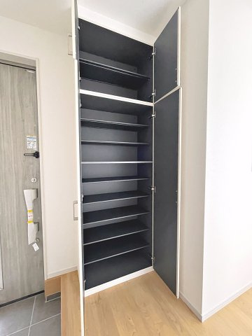 新築戸建・新築建売　太田市東矢島町　旭小学校・旭中学校の収納|大容量のシューズボックスがあり収納豊富な玄関スペース。可動式の棚で高さを自由に変えることができます！