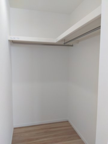 八戸市江陽１丁目の収納|２階洋室：ウォークインクローゼット、収納が多いことで物をしまう場所を確保し家の中を広々と快適に暮らすことができます。