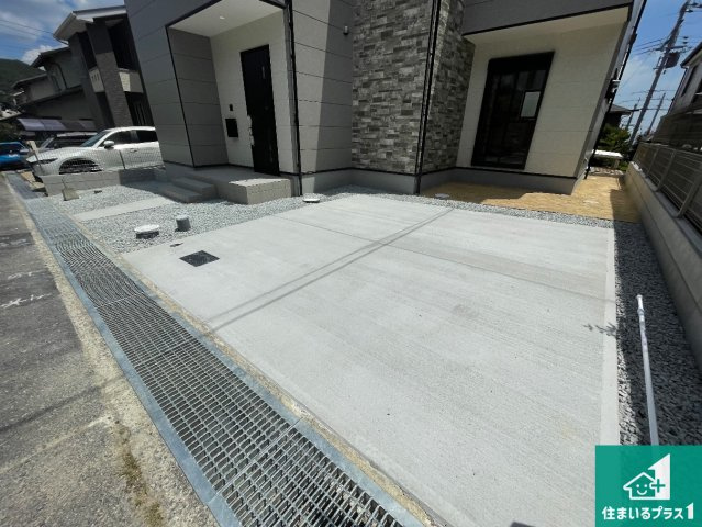 宝塚市中山五月台　第4期　新築一戸建ての駐車場|２台分の駐車スペース有り！急な来客でも安心です！
