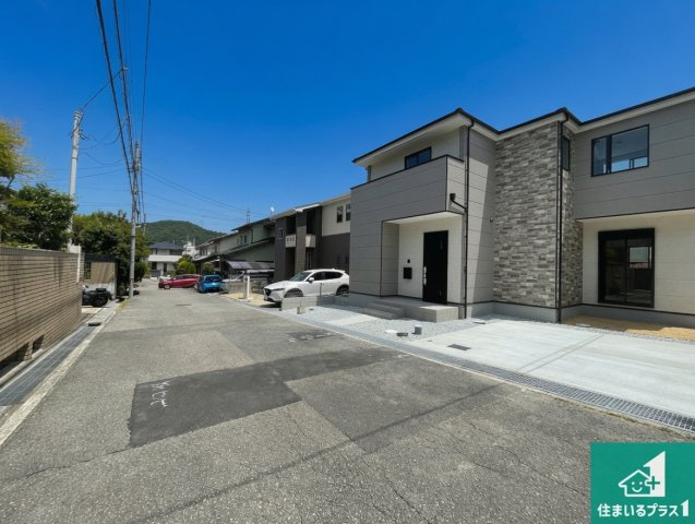 宝塚市中山五月台　第4期　新築一戸建ての前面道路含む現地写真|周辺は閑静な住宅街！前面道路広々で車の出し入れも便利です。駐車が苦手な方でも安心して車庫入れできます！