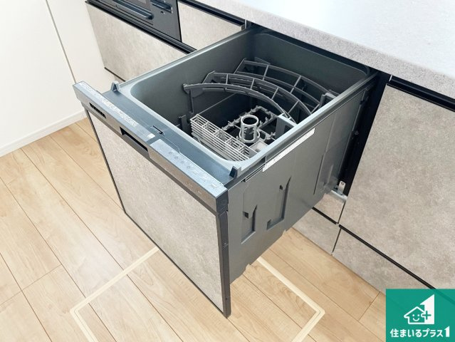 宝塚市中山五月台　第4期　新築一戸建ての設備|食事後の一仕事、食器洗いをボタン一つでお任せできちゃいます！場所を取らないビルトイン式なので、お料理スペースもしっかり確保！