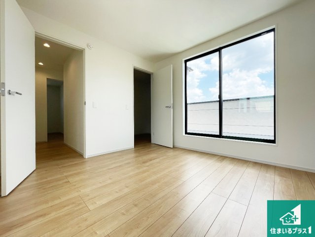 宝塚市中山五月台　第4期　新築一戸建ての洋室|寝室は心地よい眠りについてもらいたくて、シンプルかつ開放的な空間な設計にしています！大きな窓から差し込む日が心地いいです♪