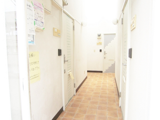 メゾン平岡のエントランス|お部屋はこんな感じで並んでます☆
