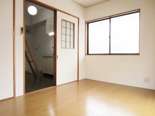 メゾン平岡の洋室|お部屋から見たキッチンです☆