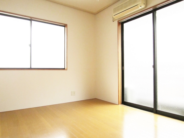 メゾン平岡の居間・リビング|2面採光の明るいお部屋です☆