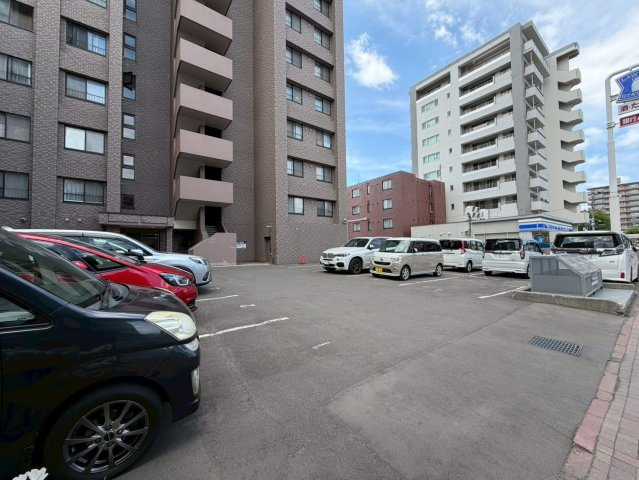 ファミール豊平公園ステーションガーデンの駐車場