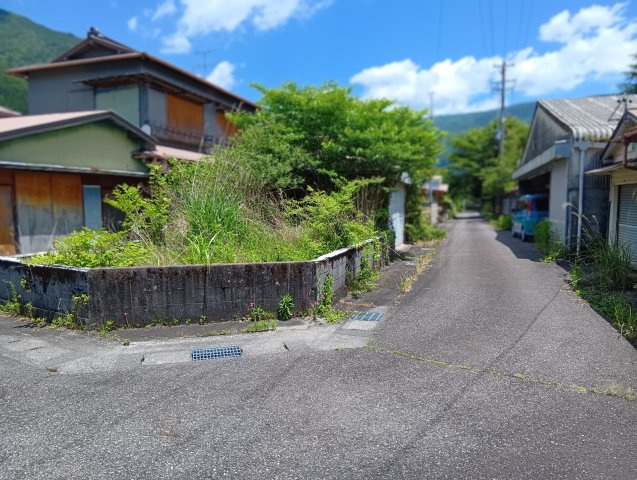 売土地　静岡市葵区井川の外観|南東側接道。静岡市葵区井川の四季の彩りを楽しむ環境に位置します。