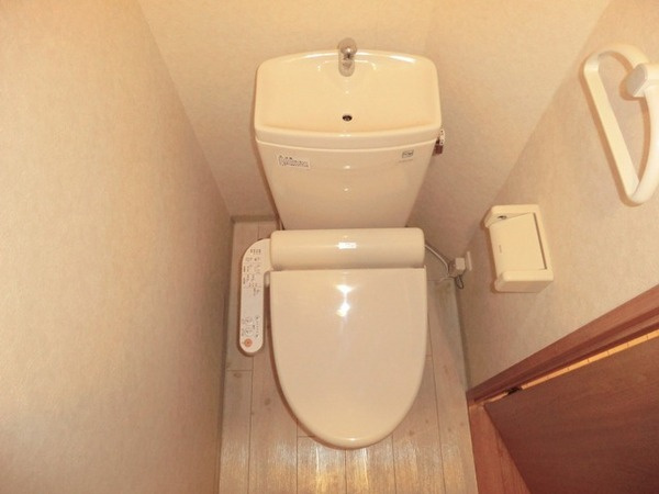 温水洗浄便座付きのトイレです♪