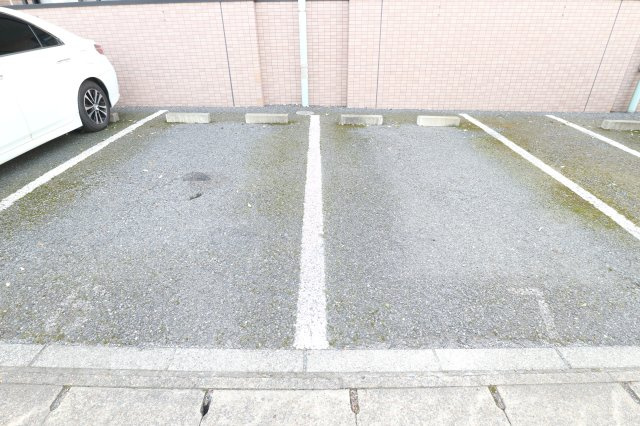 アムールの駐車場