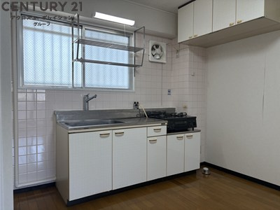 窓付きで換気ができます♪