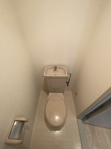 シンプルで掃除のしやすいトイレです♪