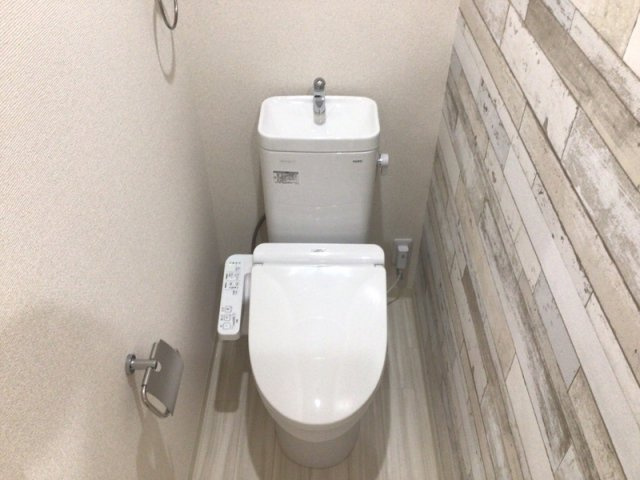 温水洗浄便座付きのトイレです♪