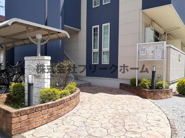 武蔵野市境南町５丁目のアパートのエントランス