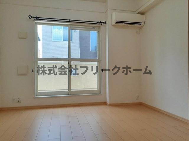 武蔵野市境南町５丁目のアパートの居間・リビング