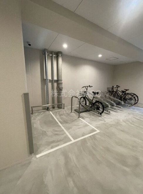 ラシーヌ瓦屋町1階路面の洋室