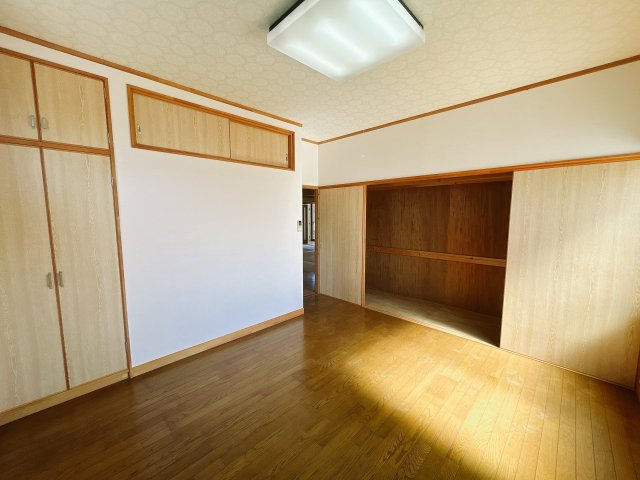南相馬市原町区大木戸 平屋中古住宅 3LDK 陽当たり良好！ 不動産プラスの洋室|約7.25帖洋室別角度です。収納が2か所にあるのでお荷物の多い方も安心してお住まいいただけます。