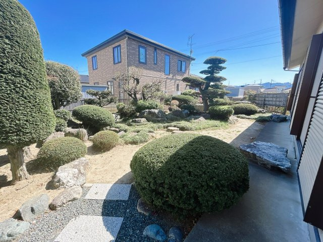 南相馬市原町区大木戸 平屋中古住宅 3LDK 陽当たり良好！ 不動産プラスの庭|お庭です。庭スペースが広々としているので子供の遊び場にもってこいです。樹木が植えられているので景観も良好です。