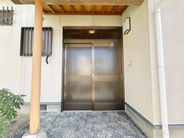 南相馬市原町区大木戸 平屋中古住宅 3LDK 陽当たり良好！ 不動産プラスの玄関|玄関です。鍵交換を行います。引き戸タイプになっているのでご高齢の方も安心してお住まいいただけます。