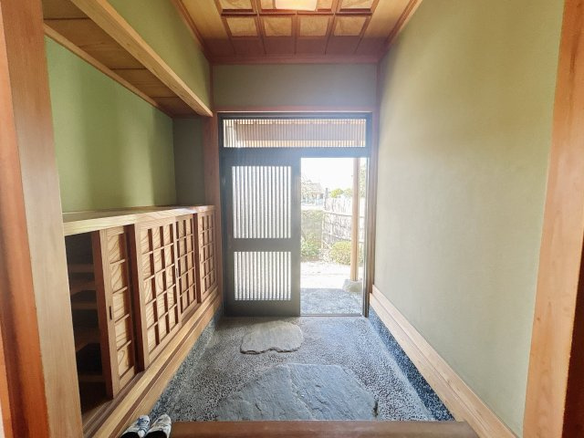 南相馬市原町区大木戸 平屋中古住宅 3LDK 陽当たり良好！ 不動産プラスの玄関|玄関ホールです。広々としている玄関なので多くの荷物を持ち運びしながらゆったりと出入りできますよ。