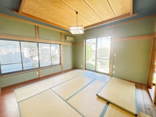 南相馬市原町区大木戸 平屋中古住宅 3LDK 陽当たり良好！ 不動産プラスの居間・リビング|【リフォーム中】リビング別角度です。現状続き間になっていますが壁を造作してLDKと居室に間取り変更を行います。