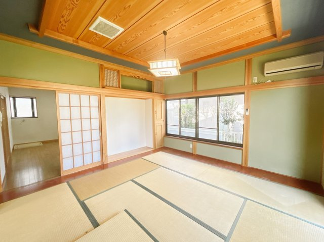 南相馬市原町区大木戸 平屋中古住宅 3LDK 陽当たり良好！ 不動産プラスの居間・リビング|【リフォーム中】リビング別角度です。隣のDKと和室を繋げて約21帖のLDKに間取りの変更を行います。二面採光のお部屋になっているので明るく温かいお部屋になっています。