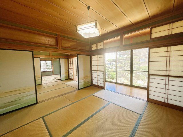 南相馬市原町区大木戸 平屋中古住宅 3LDK 陽当たり良好！ 不動産プラスの和室|【リフォーム中】8帖和室別角度です。隣の6帖和室と続き間になっています。襖も付いているので一つの広いお部屋に使うも良し、仕切って各居室にするのもいいですね。