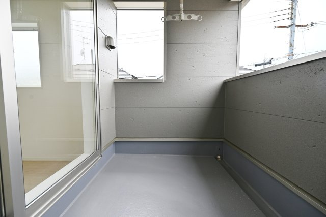クレイドルガーデン伊丹市千僧2丁目新築一戸建て｜4LDK＋駐車2台可のバルコニー|インナーバルコニーは天候の悪い日でも洗濯物を干せるのがうれしいですね。天気のいい日には気分転換にのんびりしてみるのもいいですね。