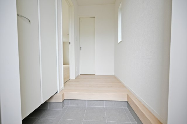 クレイドルガーデン伊丹市千僧2丁目新築一戸建て｜4LDK＋駐車2台可の玄関|玄関横には大型の収納スペースがあるので家族全員の靴もスッポリと収納。玄関は毎日使う場所だから常にキレイに片づけておきたいですね。